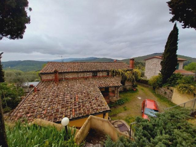 Rustici e casali in vendita di 130 m² in Via di Poggio al Luco
