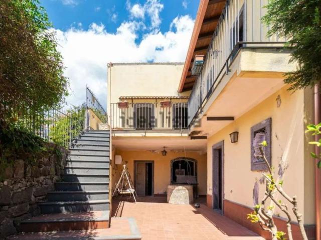 Rustici e casali in vendita di 130 m² in Via Francesco Crispi, 2