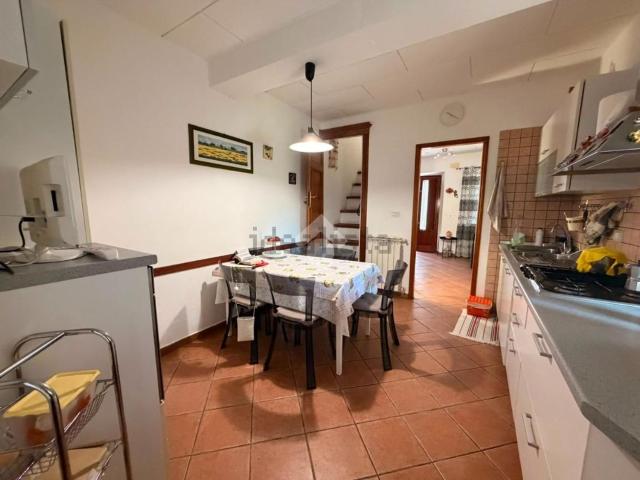 Rustici e casali in vendita di 131 m² in Via delle Ville, 490