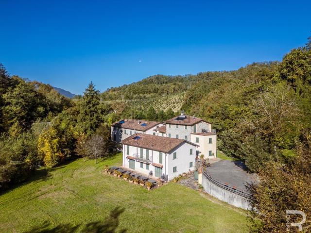 Rustici e casali in vendita di 1320 m² in Via Colla