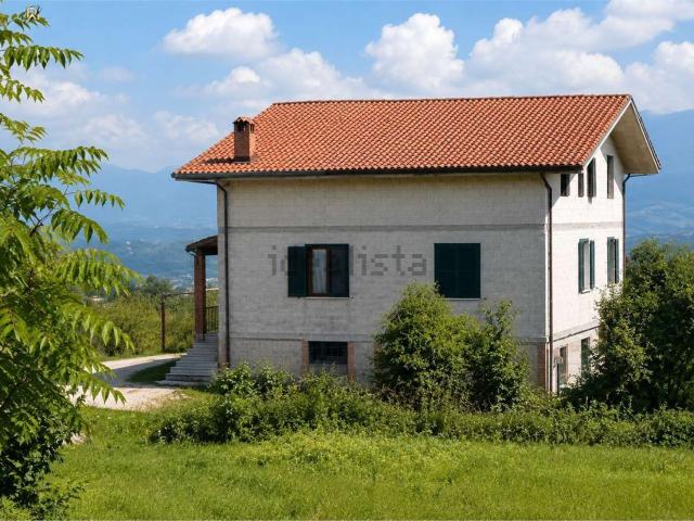 Rustici e casali in vendita di 132 m² in Via Perrizzoni Montefredane AV, 50