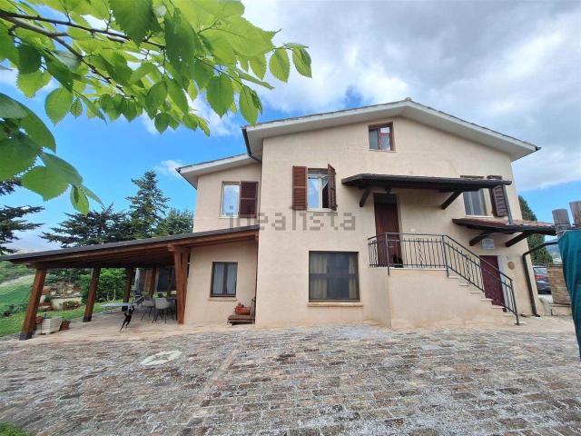 Rustici e casali in vendita di 145 m²
