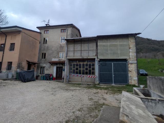 Rustici e casali in vendita di 145 m² in Contrada Zovo