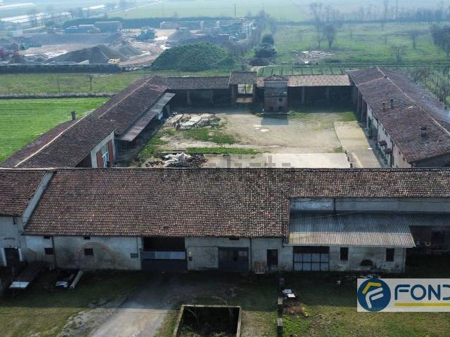 Rustici e casali in vendita di 1480 m² in Via Roncadelle, 17