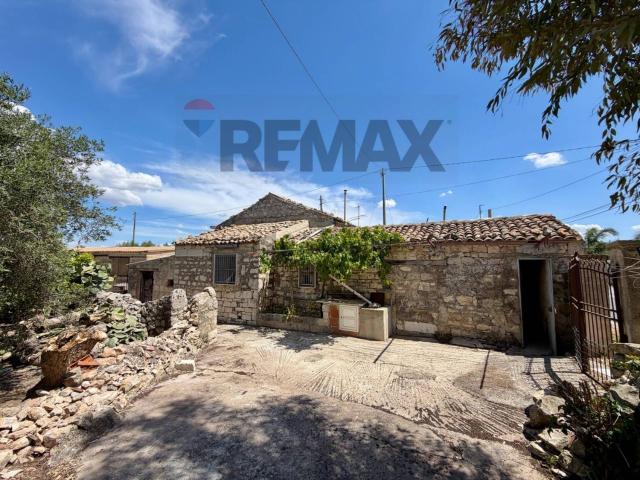 Rustici e casali in vendita di 149 m² in Via Rag Orazio Giorgio Pluchino