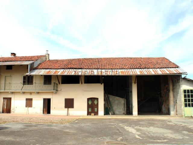 Rustici e casali in vendita di 200 m² in Via Tronzano, 2