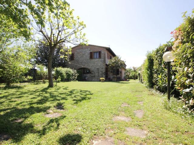 Rustici e casali in vendita di 140 m² in Strada Comunale del Padule