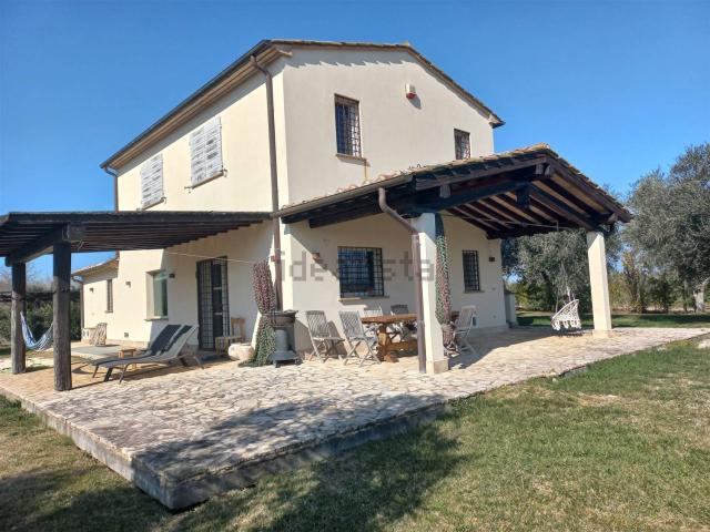 Rustici e casali in vendita di 140 m² in Strada della Sgrilla