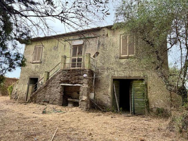 Rustici e casali in vendita di 140 m² in Strada Giuseppe Signorelli, 10