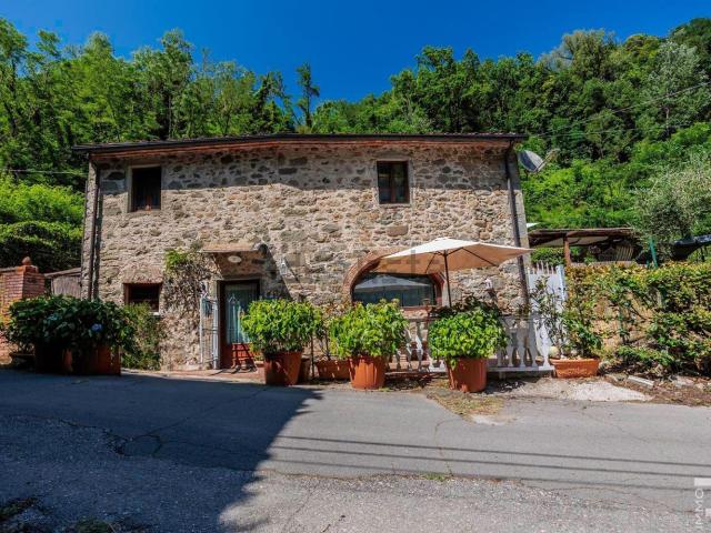 Rustici e casali in vendita di 140 m² in Via dei Larici