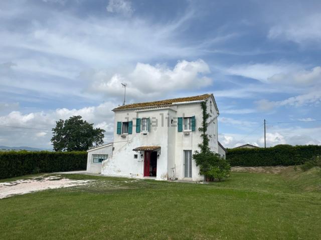 Rustici e casali in vendita di 140 m² in Via Lipparelli