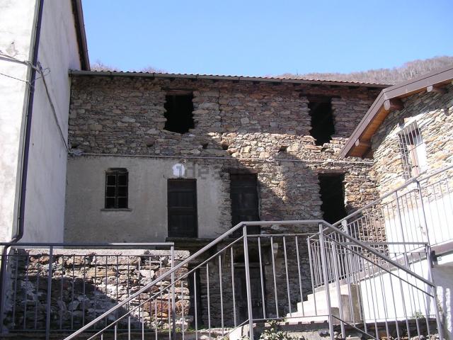 Rustici e casali in vendita di 140 m² in Via Treccione