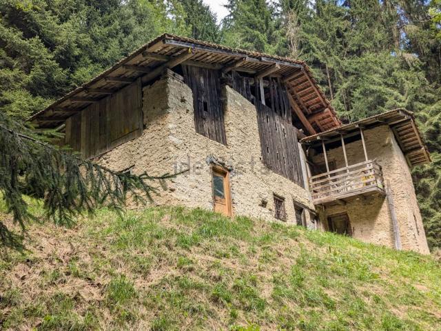 Rustici e casali in vendita di 141 m² in Strada Forestale Croina