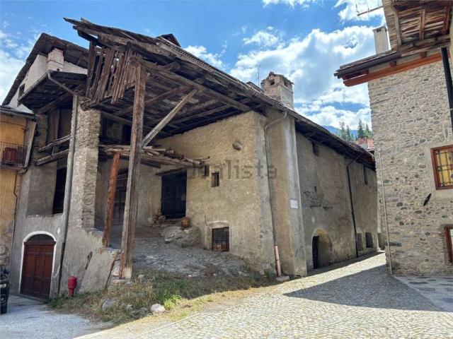 Rustici e casali in vendita di 159 m² in Via Francesco Chareun, 9