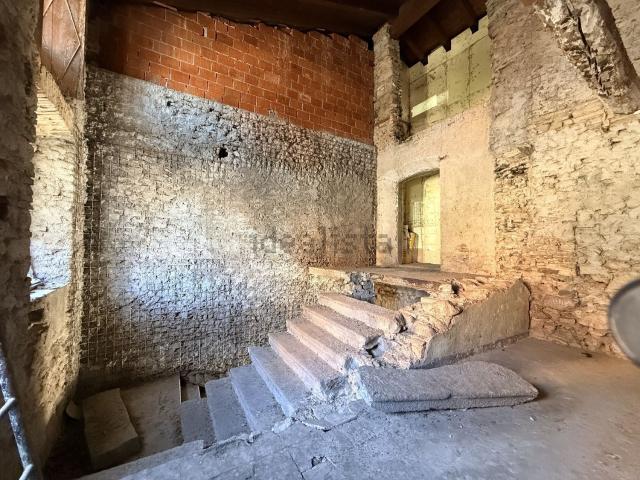 Rustici e casali in vendita di 159 m² in Via Luigi Cadorna, 5