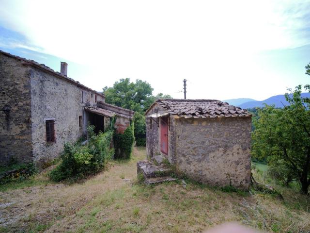 Rustici e casali in vendita di 1500 m² in Località Mocinino, 32