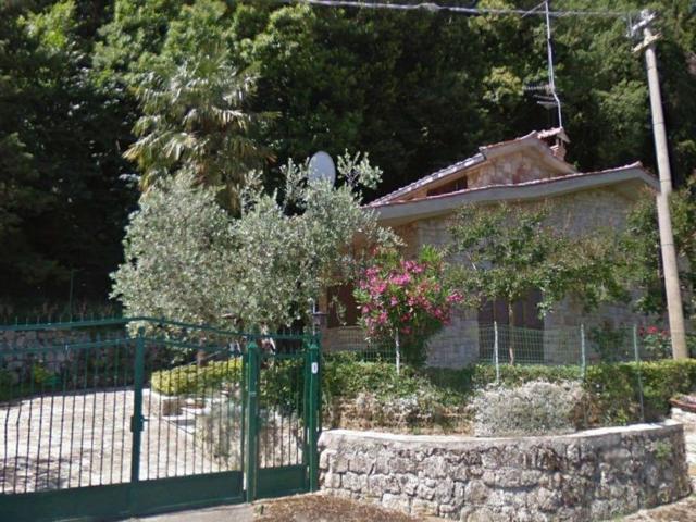 Rustici e casali in vendita di 150 m² in Strada di spineto