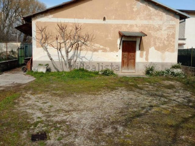 Rustici e casali in vendita di 150 m² in Via Circonfucense
