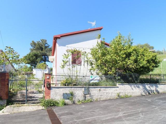 Rustici e casali in vendita di 150 m² in Via Sangro, 11
