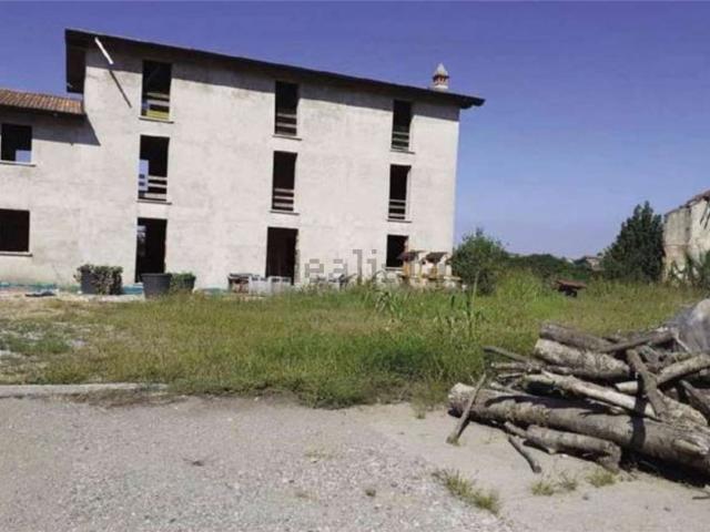 Rustici e casali in vendita di 1517 m² in Via IVº Novembre