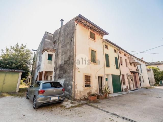 Rustici e casali in vendita di 179 m² in Via Stazione, 35