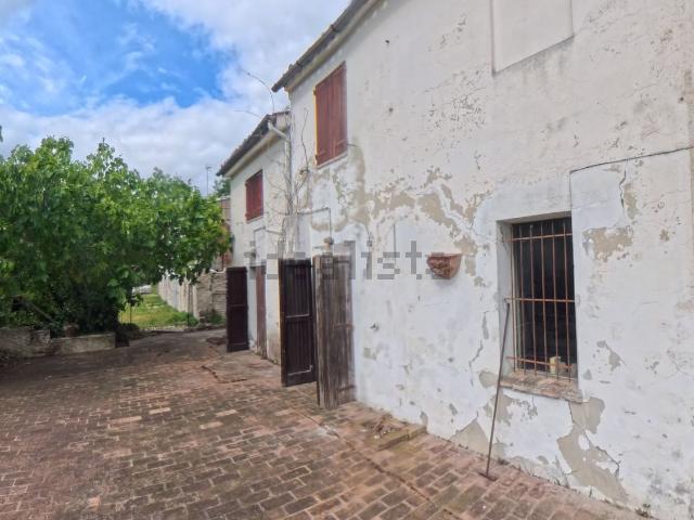 Rustici e casali in vendita di 165 m² in Via Sasso, 174