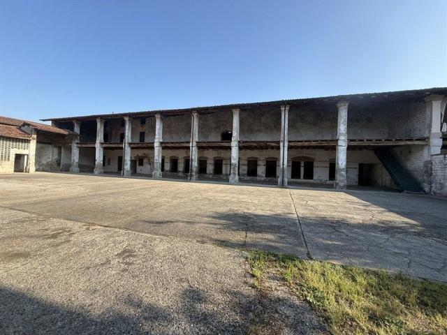 Rustici e casali in vendita di 1600 m² in Via Fiume Oglio, 1