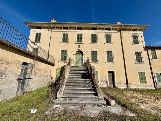 Rustici e casali in vendita di 1620 m² in Via Betulla