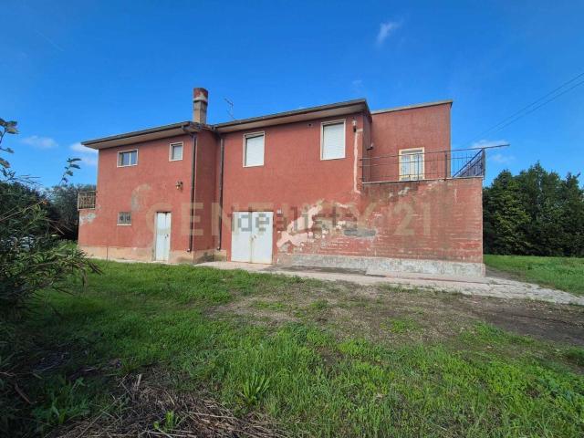 Rustici e casali in vendita di 176 m² in Via Luciano Raveggi, 6