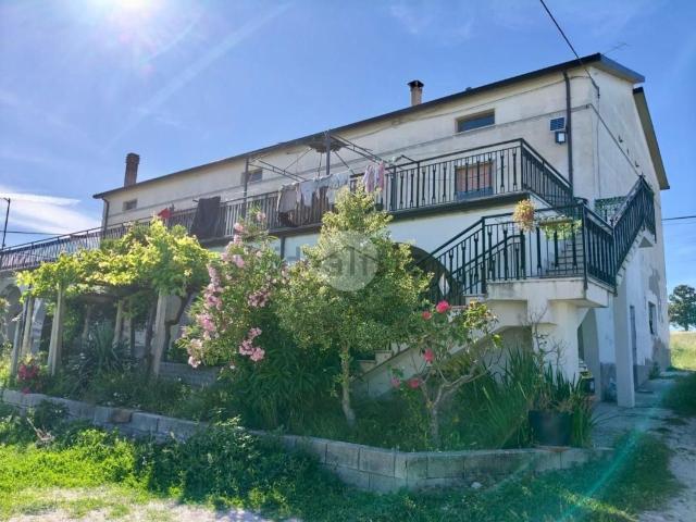 Rustici e casali in vendita di 179 m² in Contrada Testara, 27