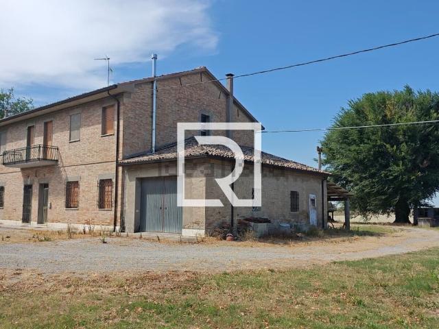 Rustici e casali in vendita di 179 m² in Via Fiora, 9