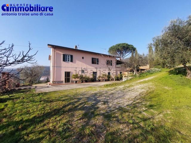 Rustici e casali in vendita di 1700 m² in Via di Riaffrico