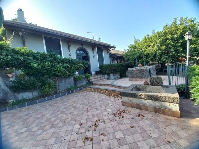 Rustici e casali in vendita di 170 m² in Via Parisi, 11