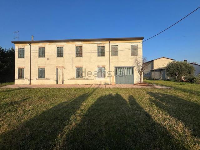 Rustici e casali in vendita di 172 m² in Via 4 Novembre
