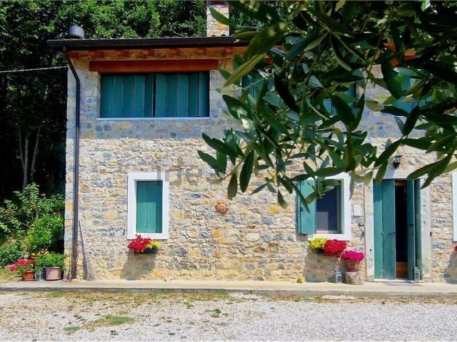 Rustici e casali in vendita di 184 m²