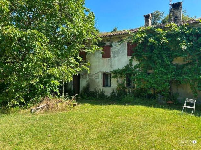 Rustici e casali in vendita di 184 m² in Via Tavella, 10