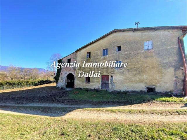 Rustici e casali in vendita di 185 m² in Via Roma, 29