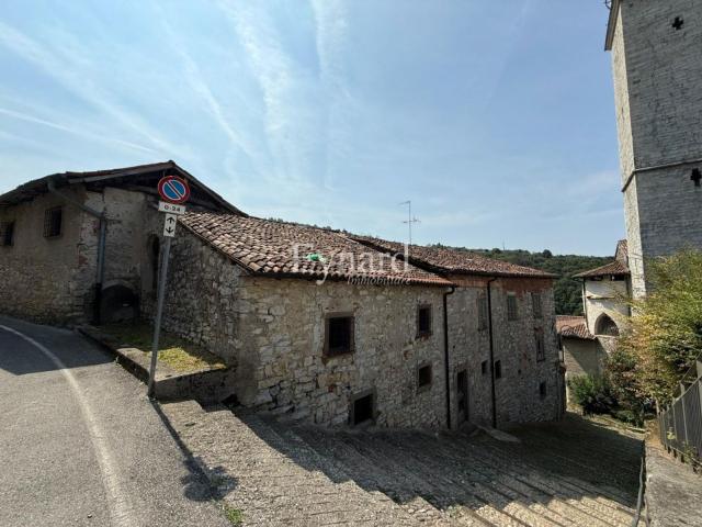 Rustici e casali in vendita di 1800 m²