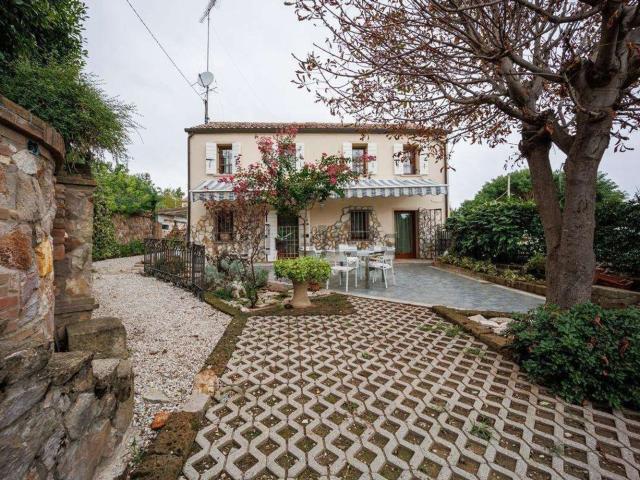 Rustici e casali in vendita di 180 m²