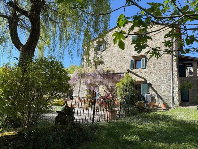 Rustici e casali in vendita di 180 m² in Frazione Teverina