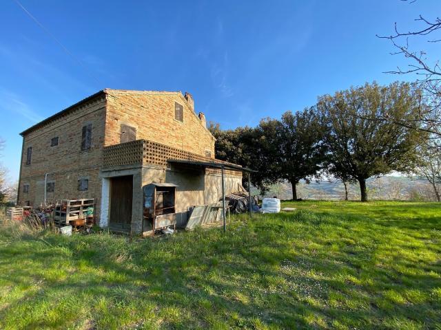 Rustici e casali in vendita di 180 m² in Via Montefiore corta