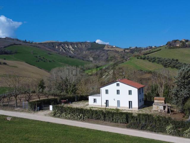 Rustici e casali in vendita di 180 m² in Via Lago