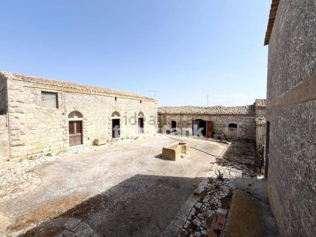 Rustici e casali in vendita di 180 m² in Via Romania