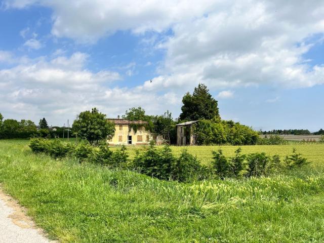 Rustici e casali in vendita di 180 m² in Via Rosara