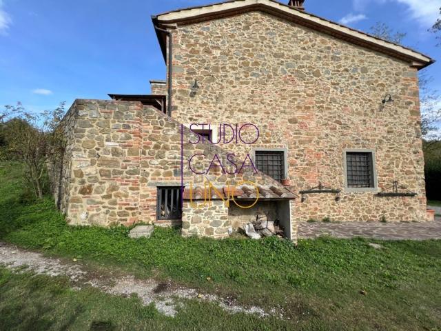 Rustici e casali in vendita di 180 m² in Via Senese