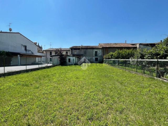 Rustici e casali in vendita di 180 m² in Vicolo Sebino, 32