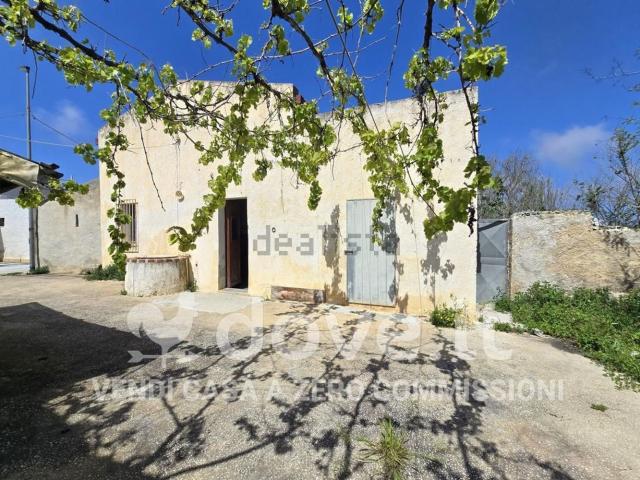 Rustici e casali in vendita di 195 m² in Contrada Catenazzi, 175