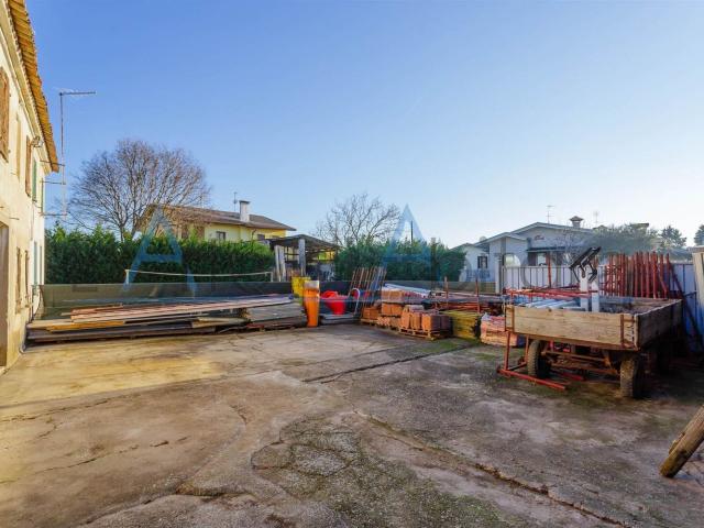 Rustici e casali in vendita di 195 m² in Via Enrico Caterino Davila