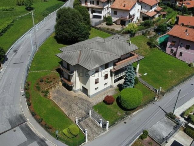 Rustici e casali in vendita di 195 m² in Via Villa Sera, 4
