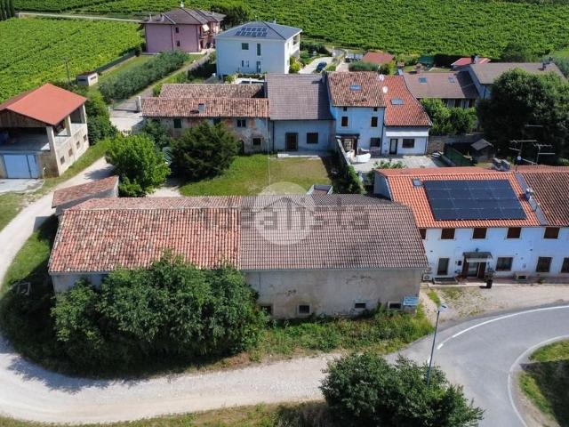 Rustici e casali in vendita di 196 m² in Via Montecurto di Sopra, 4
